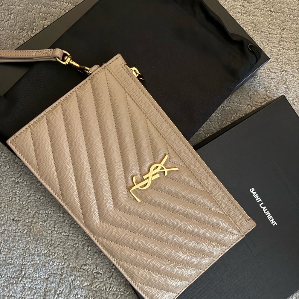 CASSANDRE MATELASSÉ LARGE POUCH IN GRAIN DE POUDRE LEATHER
DARK BEIGE